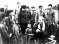 Bác Hồ và nông dân. Ảnh tư liệu