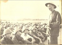 Chủ tịch Hồ Chí Minh thăm Tiểu đoàn súng máy tự hành 241 và Đại đội 1, Trung đoàn Pháo cao xạ 234 tại sân bay Bạch Mai, ngày 19-7-1965. (Ảnh tư liệu)