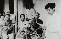 Bí thư Tỉnh ủy Hoàng Trường Minh báo cáo tình hình của tỉnh với Bác trong buổi nói chuyện với cán bộ, nhân dân tỉnh Lào Cai trên đồi C117, ngày 24/9/1958. Ảnh: Tư liệu