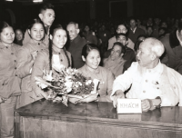 Chủ tịch Hồ Chí Minh nói chuyện với đại biểu thanh niên xung phong dự Đại hội Thanh niên xung phong chống Mỹ cứu nước toàn miền Bắc (tháng 1-1967).