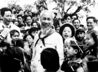 Bác Hồ với các cháu thiếu nhi vùng cao Việt Bắc (1960) – Ảnh: Tư liệu