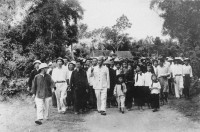 Bà con xã Kim Liên đón Người về thăm (năm 1957). Ảnh: hochiminh.vn