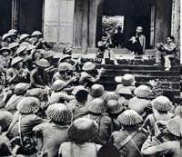 Bác Hồ nói chuyện với cán bộ, chiến sĩ Đại đoàn Quân Tiên Phong ngày 19-9-1954. Ảnh tư liệu