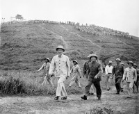 Chủ tịch Hồ Chí Minh và Đại tướng Võ Nguyên Giáp thị sát buổi diễn tập của Sư đoàn 308 tại Sơn Tây, năm 1957.  Ảnh tư liệu