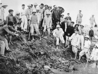 Chủ tịch Hồ Chí Minh tham gia tát nước chống hạn ở cánh đồng Quai Chảo, huyện Thanh Trì, Hà Nội, ngày 12/01/1958 Ảnh: Tư liệu