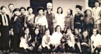 Bác Hồ với đồng bào các dân tộc thiểu số tỉnh Lào Cai trong dịp Người lên thăm tỉnh ngày 23/9/1958. (Ảnh tư liệu Báo Lào Cai)