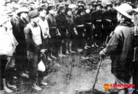 Bác Hồ nói chuyện với anh chị em Thanh niên xung phong làm nhiệm vụ sửa đường  phục vụ Chiến dịch Biên giới (1951).