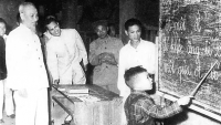 Bác Hồ Thăm lớp vỡ lòng ở Hàng Than (Hà Nội) năm 1958