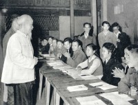 Chủ tịch Hồ Chí Minh thăm lớp học bổ túc văn hóa và kỹ thuật buổi tối của công nhân Nhà máy ô-tô “1-5”, lá cờ đầu của phong trào bổ túc văn hóa ngành công nghiệp Hà Nội, ngày 19-12-1963 Ảnh: Tư liệu TTXVN