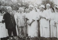 Bác Hồ thăm Bệnh xá Vân Đình, Hà Tây (tháng 4/1963). Người căn dặn: “Lương y như từ mẫu”. (Ảnh tư liệu)