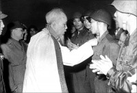 Hồ Chủ Tịch đến thăm và chúc Tết cán bộ, chiến sĩ Đoàn Không quân Sao Đỏ, tháng 2/1967.