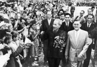 Nhân dân Thủ đô Vác-xa-va nhiệt liệt chào đón Hồ Chủ tịch sang thăm nước Cộng hòa nhân dân Ba Lan (năm 1957). Ảnh tư liệu