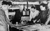 Cuối năm 1953, tại Việt Bắc, Hồ Chủ tịch và các đồng chí lãnh đạo Đảng quyết định mở chiến dịch Điện Biên Phủ. Ảnh tư liệu