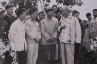 Bác Hồ thăm và trò chuyện với cán bộ và Nhân dân Hợp tác xã (Ảnh tư liệu)