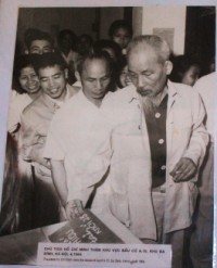 Bác thăm khu vực bầu cử A.10, Khu Ba Đình, Hà Nội tháng 4 năm 1964. (Ảnh tư liệu)