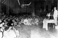 Chủ tịch Hồ Chí Minh đến thăm và nói chuyện với cán bộ chiến sĩ Công an Hà Nội, ngày 21/12/1956 (Ảnh baotangcand.vn)