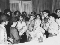 Bác Hồ với các dũng sĩ miền Nam ra thăm miền Bắc (13-2-1969). Ảnh tư liệu.