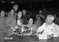 Chủ tịch Hồ Chí Minh nói chuyện với các đại biểu thanh niên xung phong vào tháng 1/1967. (Ảnh: Thế Trung/TTXVN)