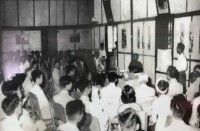 Bác Hồ gặp mặt lãnh đạo các cơ quan quân, dân chính đảng Liên khu IV và tỉnh Nghệ An trong dịp Người về thăm quê hương sau 50 năm xa cách, ngày 14/6/1957. Ảnh tư liệu.