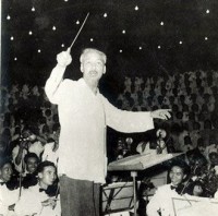 Khoảnh khắc quý giá “Bác bắt nhịp bài ca Kết đoàn”mà nghệ sĩ Lâm Hồng Long đã ghi được vào năm 1960.