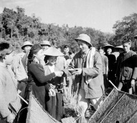 Chủ tịch Hồ Chí Minh thăm bà con nông dân tỉnh Bắc Kạn đang thu hoạch lúa mùa, năm 1950. Ảnh: hochiminh.vn