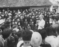 Chủ tịch Hồ Chí Minh về thăm và nói chuyện với nhân dân xã Ái Quốc, Hưng Yên năm 1958. Ảnh: TTXVN