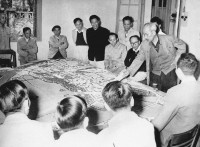 Chủ tịch Hồ Chí Minh xem mô hình quy hoạch xây dựng Thủ đô. Ảnh: hochiminh.vn