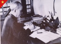 Bác tại phòng làm việc, tầng 2 ngôi nhà sàn - nơi Người viết Tài liệu tuyệt đối bí mật