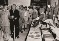 Chủ tịch Hồ Chí Minh tham quan trưng bày sáng kiến cải tiến kỹ thuật của ngành Hậu cần, ngày 04/4/1959. Ảnh tư liệu.