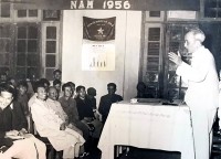 Chủ tịch Hồ Chí Minh phát biểu trong Hội nghị tổng kết bình dân học vụ năm 1956. Ảnh tư liệu