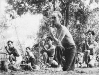 Chủ tịch Hồ Chí Minh cùng các chiến sỹ Cảnh vệ tập võ tại căn cứ Việt Bắc trong kháng chiến chống Pháp (ảnh tư liệu)