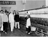 Bác Hồ về thăm nhà máy dệt Nam Định. Ảnh tư liệu