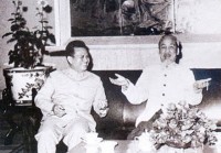 Chủ tịch Hồ Chí Minh và Chủ tịch nước Cộng hòa dân chủ nhân dân Lào - đồng chí Cay-xỏn Phôm-vi-hẳn. Ảnh tư liệu.