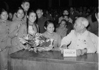 Chủ tịch Hồ Chí Minh nói chuyện thân mật với đại biểu Thanh niên xung phong dự Đại hội Thanh niên xung phong chống Mỹ cứu nước toàn miền Bắc (tháng 1/1967). Ảnh: T.L