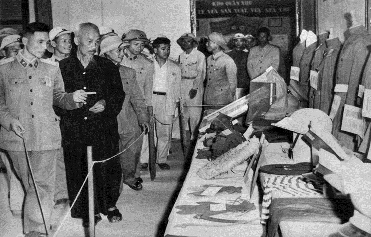 Chủ tịch Hồ Chí Minh tham quan khu trưng bày sản phẩm do ngành Quân nhu Quân đội sản xuất tại Triển lãm “Sáng kiến cải tiến kỹ thuật”, tháng 4-1959. Ảnh tư liệu