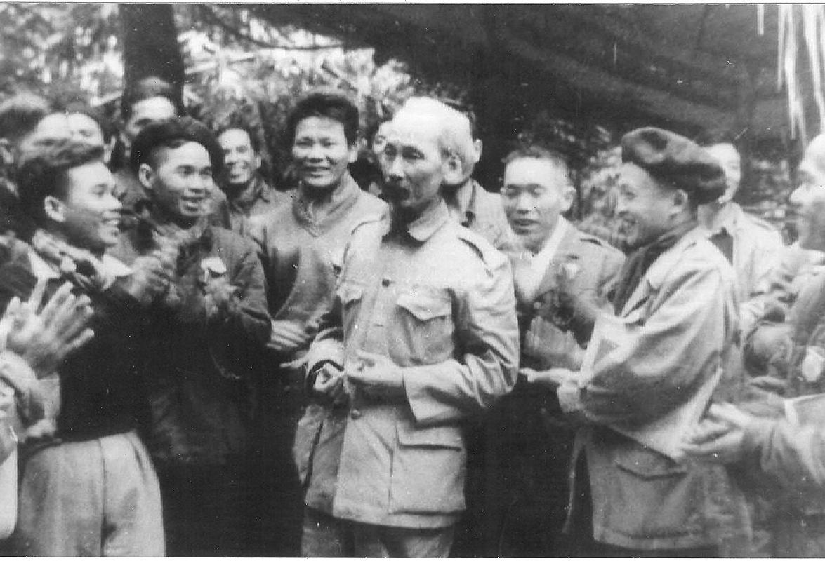 Chủ tịch Hồ Chí Minh với các đại biểu tại Đại hội Đảng toàn quốc lần thứ II, tháng 2-1951. Ảnh: Tư liệu