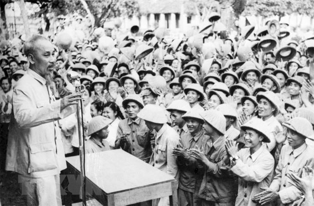 Chủ tịch Hồ Chí Minh đến thăm một đơn vị bộ đội ở Nam Định năm 1957. Ảnh: TTXVN