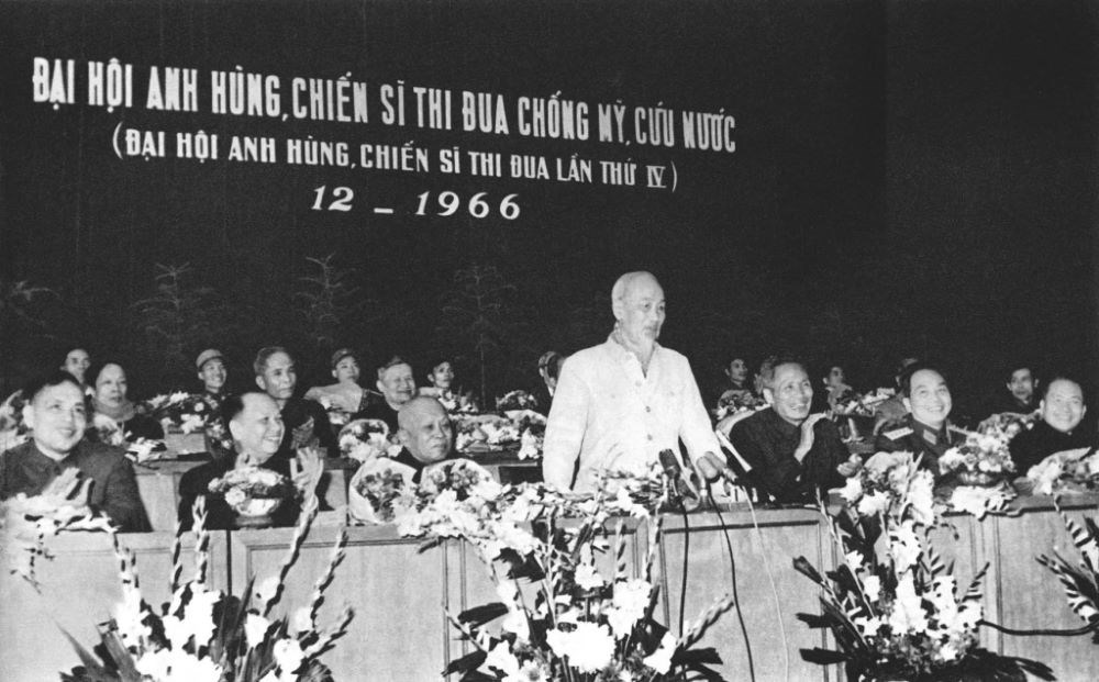 Chủ tịch Hồ Chí Minh thăm và nói chuyện tại Đại hội Anh hùng, chiến sĩ thi đua chống Mỹ cứu nước lần thứ 4 (30-12-1966) . Ảnh: hochiminh.vn
