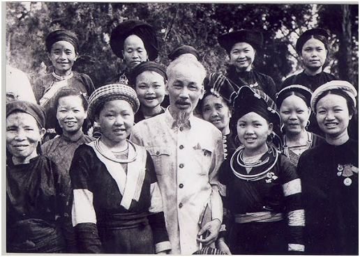 Bác Hồ và phụ nữ các dân tộc thiểu số Việt Bắc. Ảnh tư liệu