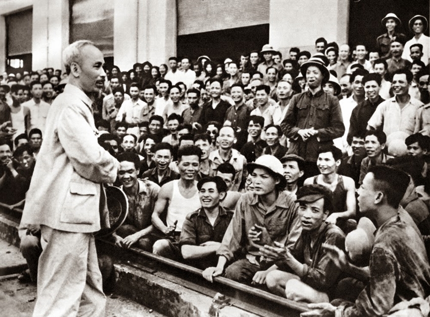Chủ tịch Hồ Chí Minh thăm Nhà máy Xe lửa Gia Lâm (tháng 5/1955). (Ảnh tư liệu)