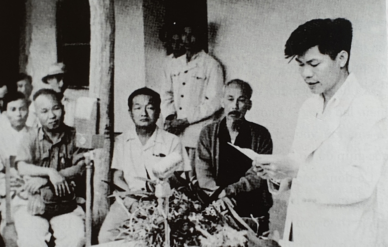 Bí thư Tỉnh ủy Hoàng Trường Minh báo cáo tình hình của tỉnh với Bác trong buổi nói chuyện với cán bộ, nhân dân tỉnh Lào Cai trên đồi C117, ngày 24/9/1958. Ảnh: Tư liệu