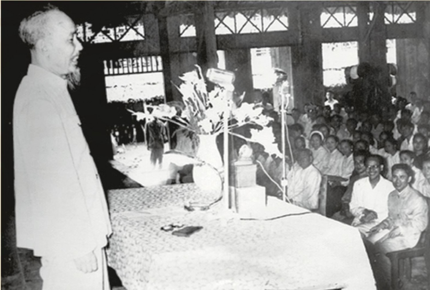 Chủ tịch Hồ Chí Minh khai mạc lớp học lý luận khóa I, Trường Nguyễn Ái Quốc (nay là Học viện Chính trị Quốc gia Hồ Chí Minh), ngày 7-9-1957. Ảnh tư liệu