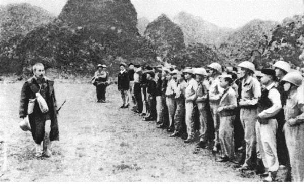 Chủ tịch Hồ Chí Minh thăm một đơn vị bộ đội và du kích đã tham gia Chiến dịch Biên giới đóng quân ở huyện Phục Hòa, Cao Bằng (3/1951). Ảnh: Tư liệu