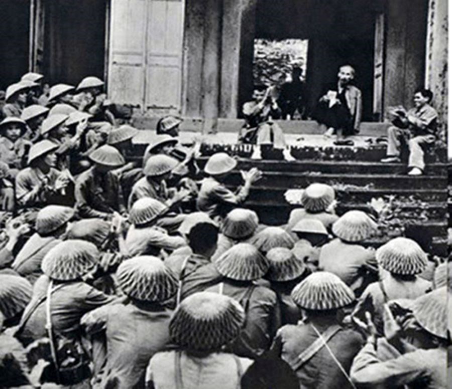 Bác Hồ nói chuyện với cán bộ, chiến sĩ Đại đoàn Quân Tiên Phong ngày 19-9-1954. Ảnh tư liệu