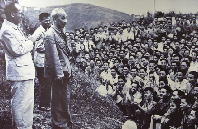 Chủ tịch Hồ Chí Minh nói chuyện với các đơn vị bộ đội bảo vệ bờ biển vùng Đông Bắc Tổ quốc, huyện Quảng Yên, tỉnh Quảng Ninh, ngày 31-3-1959. Ảnh tư liệu