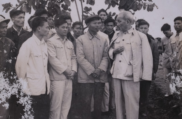 Bác Hồ thăm và trò chuyện với cán bộ và Nhân dân Hợp tác xã Phú Diễn, huyện Từ Liêm. Ảnh tư liệu