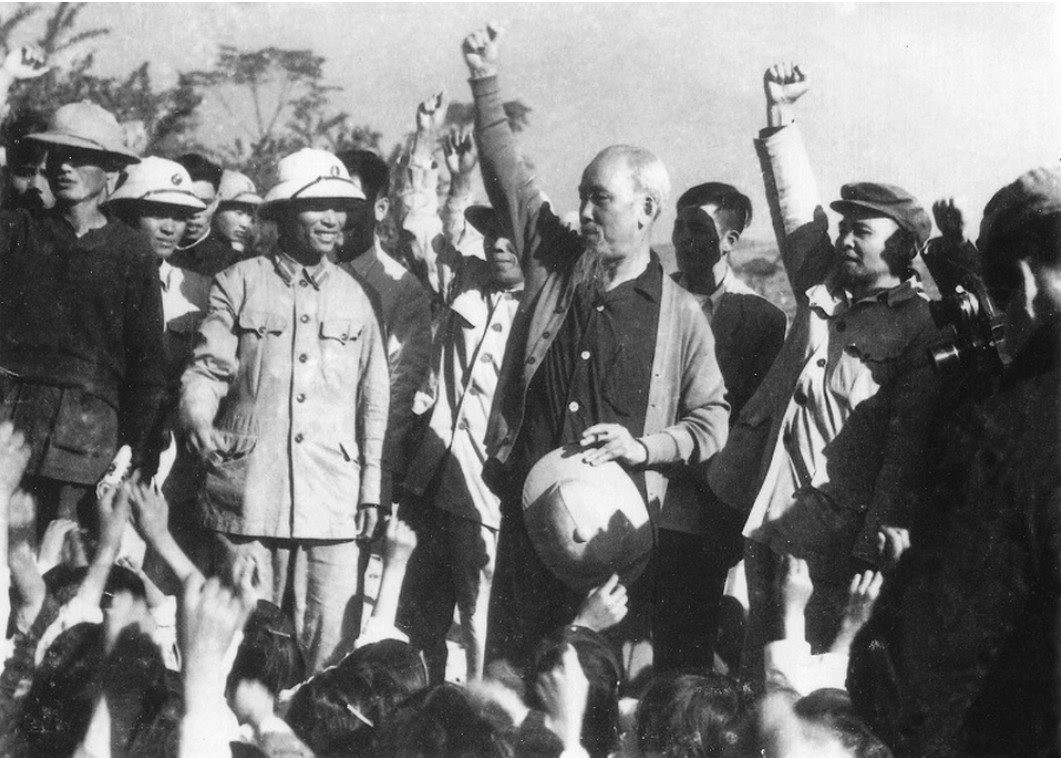 Chủ tịch Hồ Chí Minh với nhân dân xã Yên Trường, Yên Định, Thanh Hoá. Ảnh tư liệu