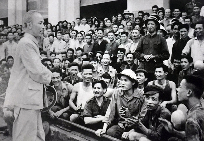 Bác Hồ gặp gỡ công nhân Nhà máy Xe lửa Gia Lâm, Hà Nội năm 1955. Ảnh tư liệu.
