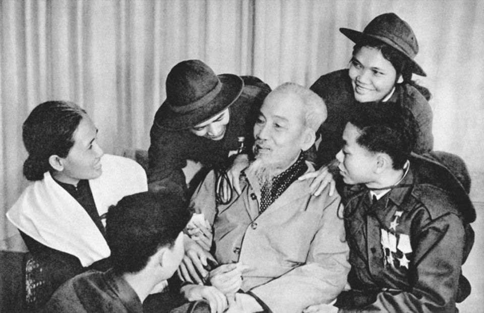 Chủ tịch Hồ Chí Minh với các anh hùng, dũng sĩ miền Nam ra thăm miền Bắc ngày 28-2-1969. Ảnh: baotanghochiminh.vn