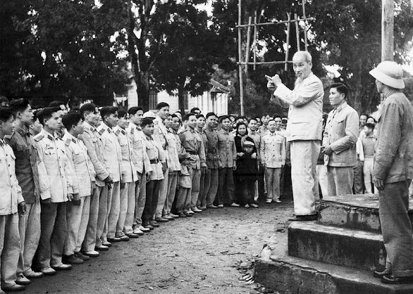 Chủ tịch Hồ Chí Minh thăm đơn vị Công an nhân dân vũ trang bảo vệ Thủ đô Hà Nội, ngày 14-2-1961. Ảnh tư liệu TTXVN
